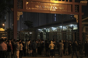 đặt vòng hoa viếng tại cầu giấy