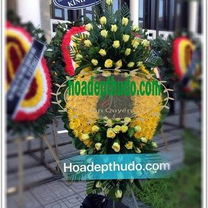 Vòng hoa đám ma tang cắm bằng cúc vàng và hồng vàng đẹp